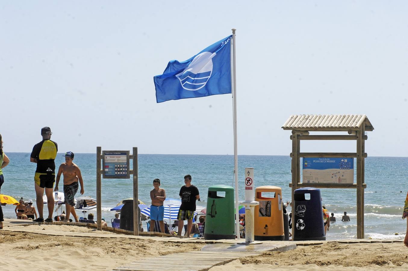 Izado de la Bandera Azul en la playa de La Marina de Elche