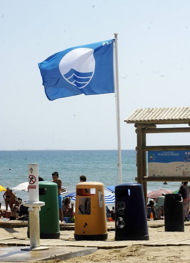 Izado de la Bandera Azul en la playa de La Marina de Elche