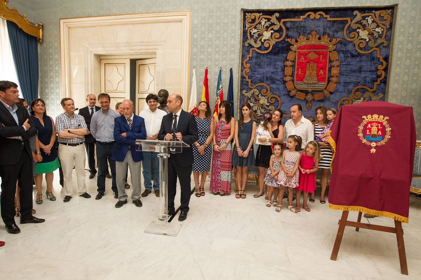 Miguel Valor ya &#039;cuelga&#039; en en Salón Azul del Ayuntamiento