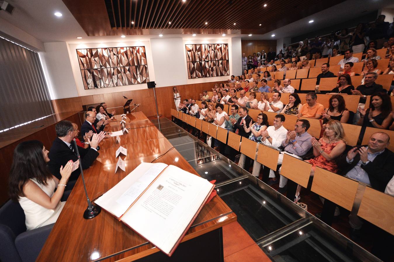 La audiencia aplaude durante el acto de toma de posesión de los nuevos directores.