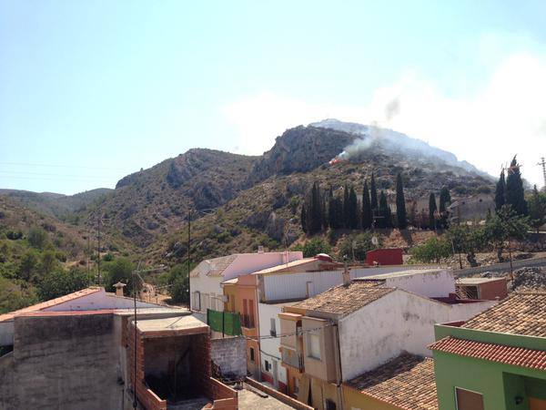 Desalojan 20 viviendas por el incendio en Pedreguer