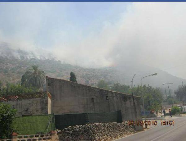 Desalojan 20 viviendas por el incendio en Pedreguer