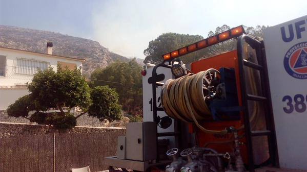 Desalojan 20 viviendas por el incendio en Pedreguer