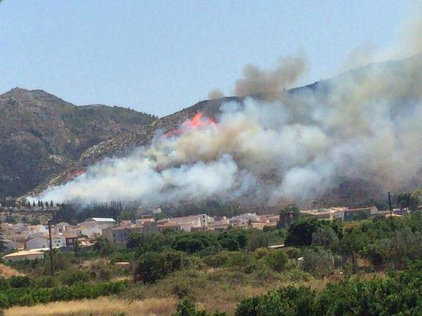 Desalojan 20 viviendas por el incendio en Pedreguer