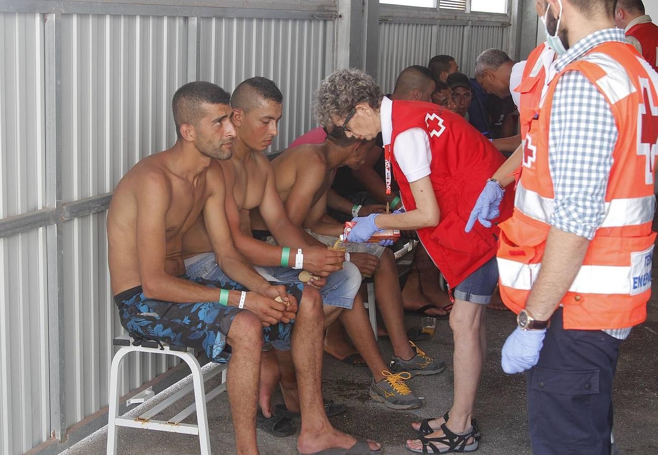 (21-07) Agentes de la Guardia Civil de la Región de Murcia localizaron entre el lunes y la mañana del martes cinco pateras en la costa de Cabo de Palos en las viajaban 39 personas de nacionalidad argelina, tres de ellas menores de edad.