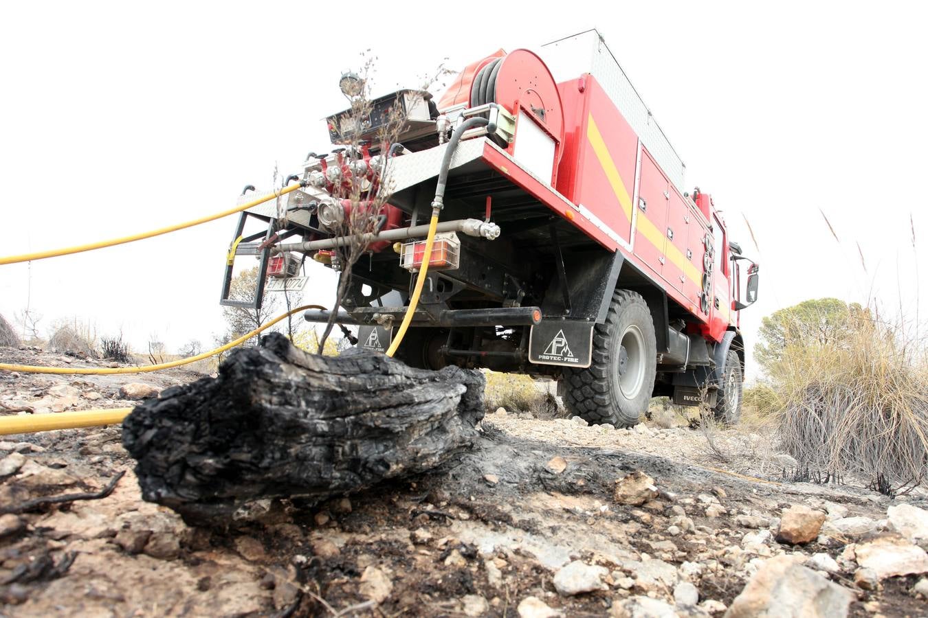 Trabajos de extinción del incendio de Cieza