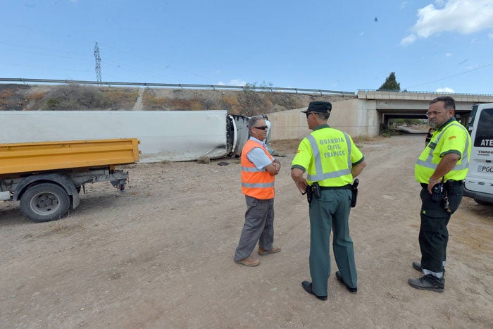 Un herido al caer su camión por un puente en Lorca