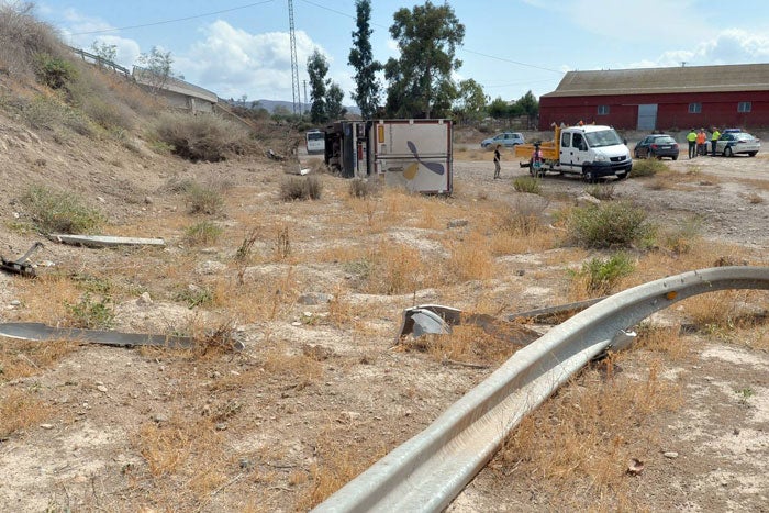 Un herido al caer su camión por un puente en Lorca