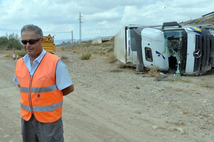 Un herido al caer su camión por un puente en Lorca