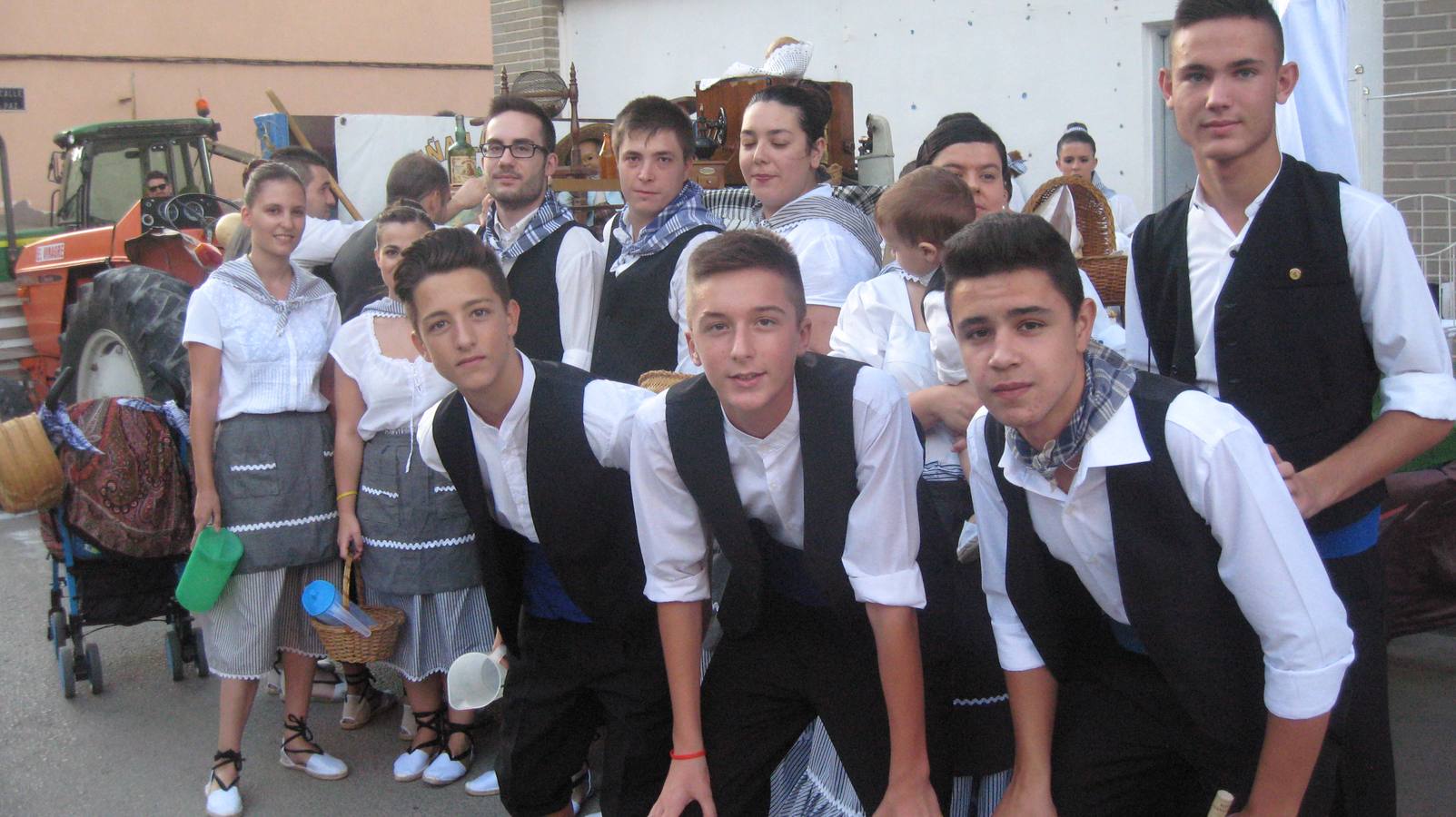 Las carrozas preludian la Cabalgata del Vino