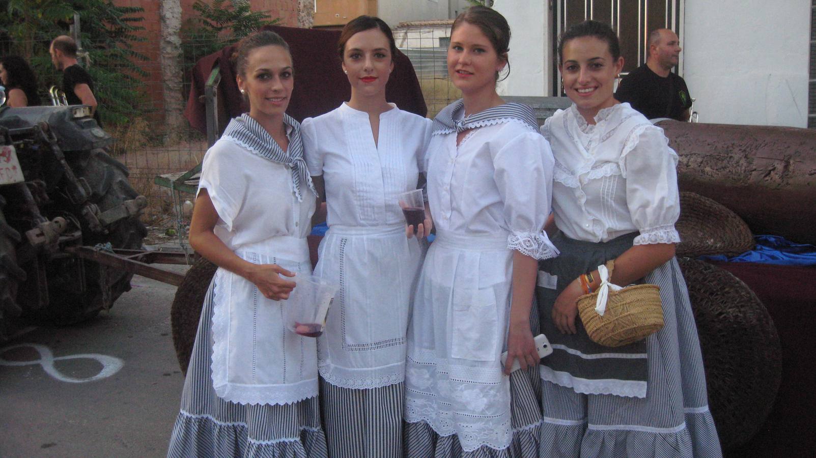 Las carrozas preludian la Cabalgata del Vino