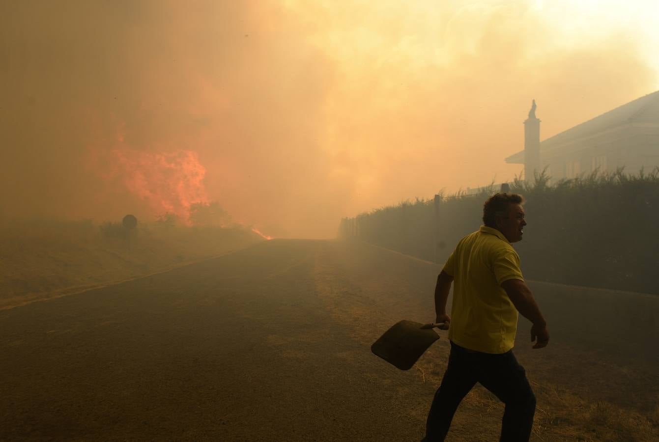 Un devastador incendio sacude Orense