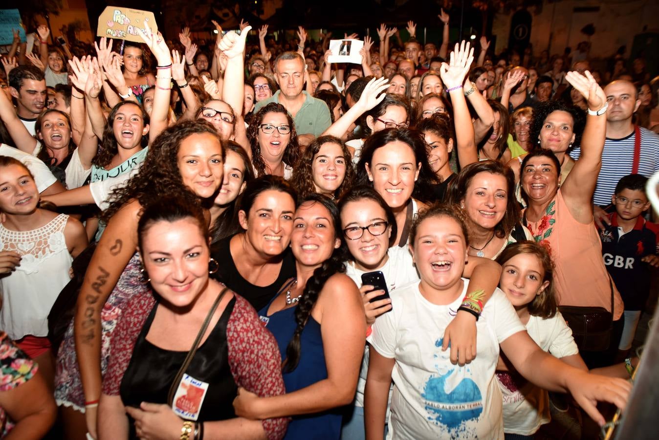 Pablo Alborán congrega a miles de fans en Murcia