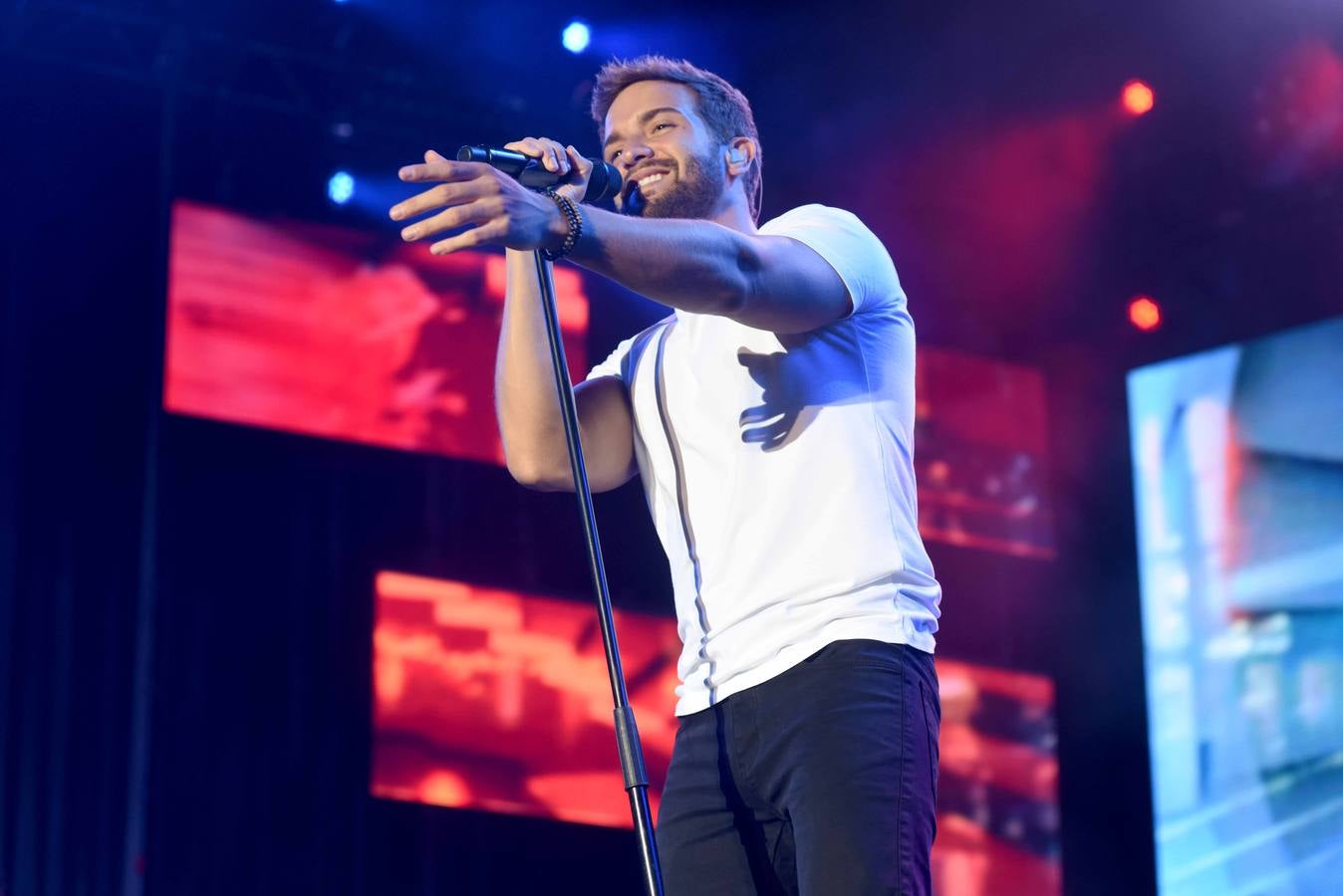 Pablo Alborán congrega a miles de fans en Murcia