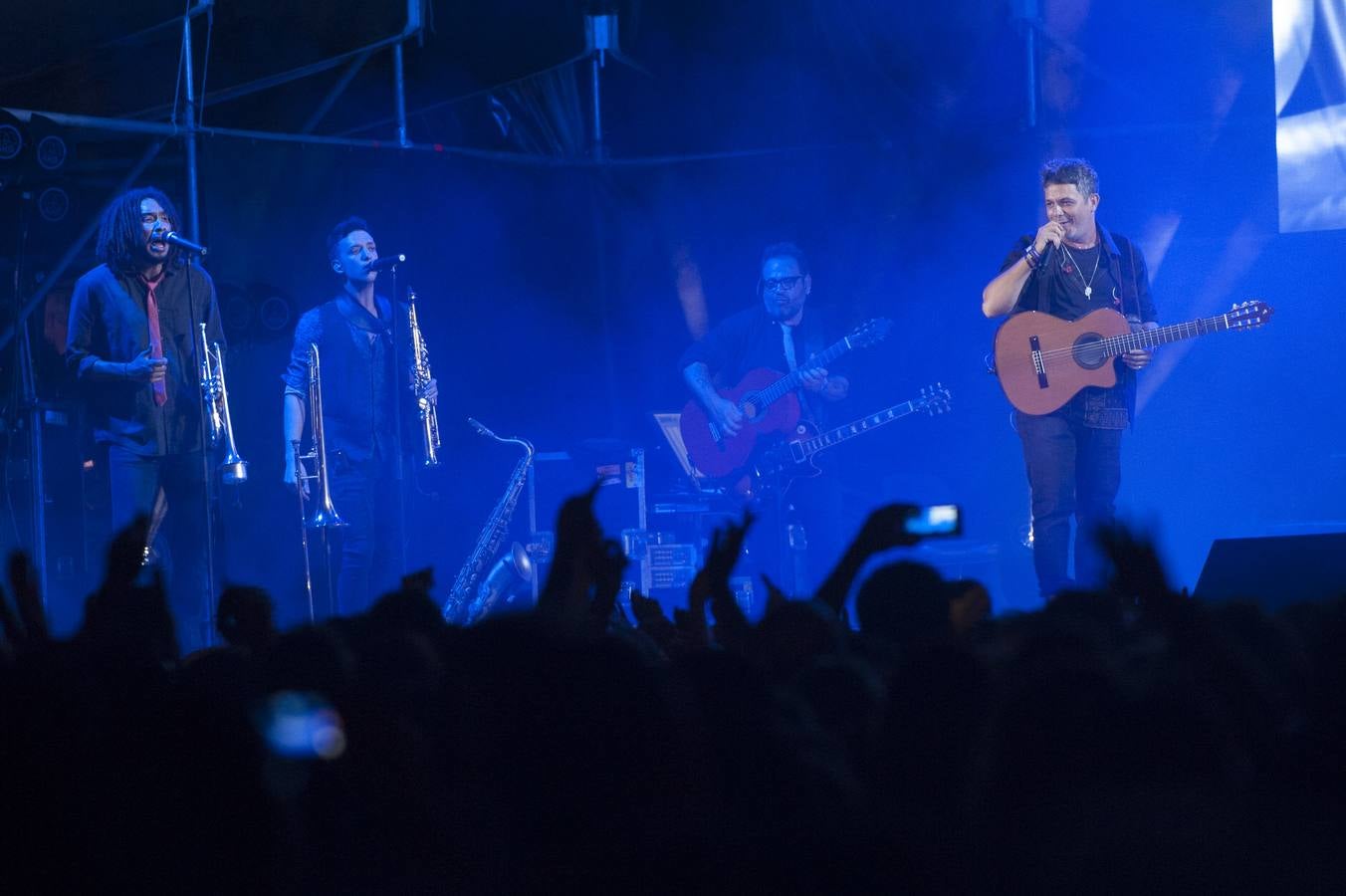 (02-09) Alejandro Sanz desgranó en la plaza de toros su último álbum, 'Sirope', y tampoco faltó una amplia selección de sus hits de siempre. El público de Murcia volvió a premiarlo con un gran entrada, lo exclamó el propio cantante hacia el final de su concierto: "Desde que empecé mi carrera, Murcia siempre está en mi itinerario. Gracias por seguir viniendo a verme, os quiero mucho".