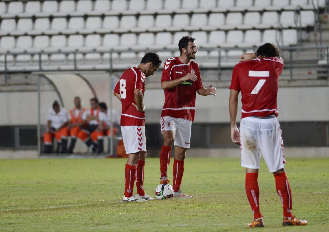 (02-09) El Real Murcia sigue sin conocer la victoria y deja escapar una oportunidad de mejorar su imagen ante un Cádiz que fue superior en el partido de la Copa del Rey, en el que los gaditanos se impusieron por 0-1. El choque dejó en evidencia que el equipo gaditano, un rival de los más fieros del grupo IV, está muy lejos de los granas, sumergidos en una crisis de identidad.