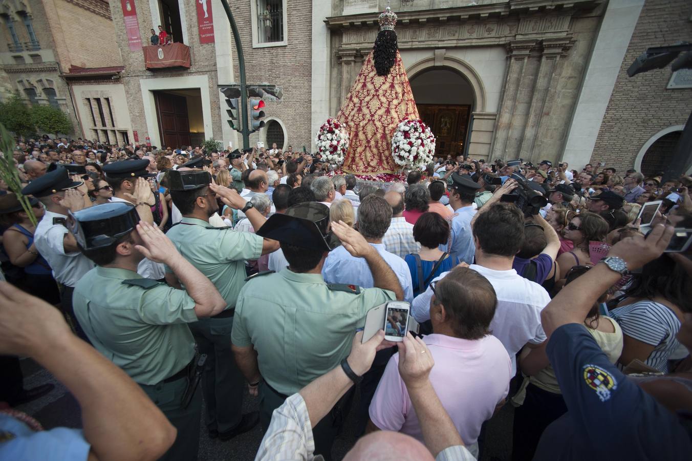 (03-09) Miles de personas acompañan a la Patrona, que llegó más tarde de lo habitual a la iglesia de El Carmen. De grana y oro. Así lució este jueves la Virgen de la Fuensanta en su bajada desde el santuario de Algezares hasta la Catedral de Murcia, donde permanecerá hasta el próximo 15 de septiembre, día de su gran Romería. La Patrona salió del monte a las 15.30 horas y el calor no impidió que cientos de personas la acompañaran a lo largo de todo el trayecto.