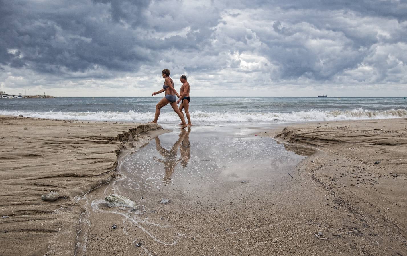 La lluvia anega calles en Alicante