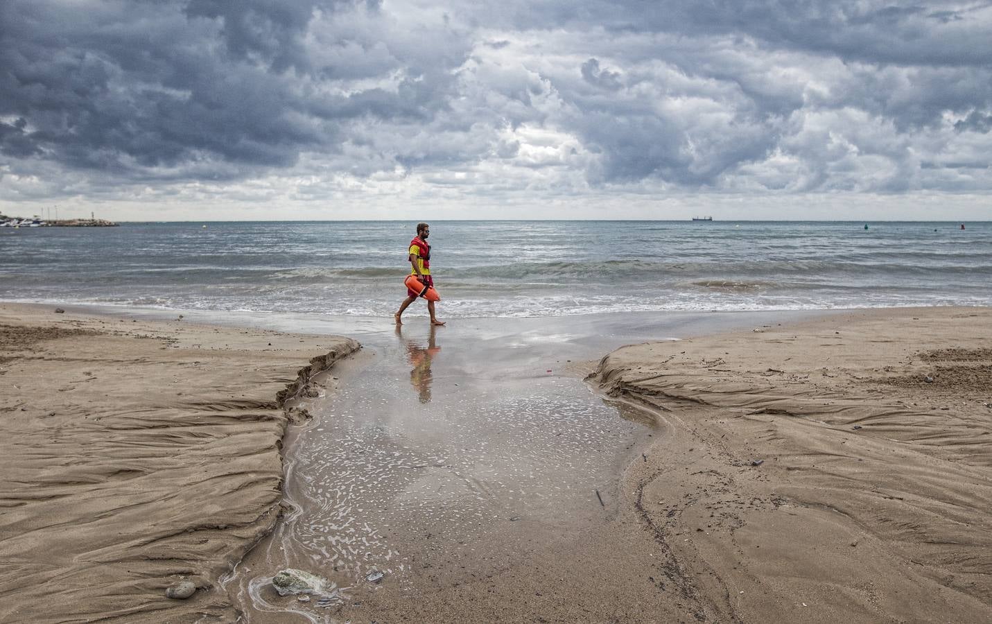 La lluvia anega calles en Alicante