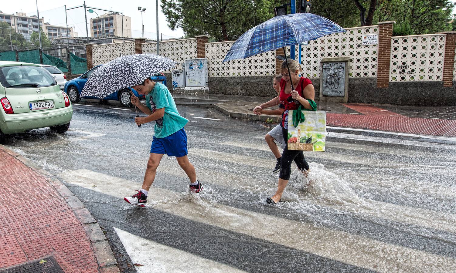 La lluvia anega calles en Alicante