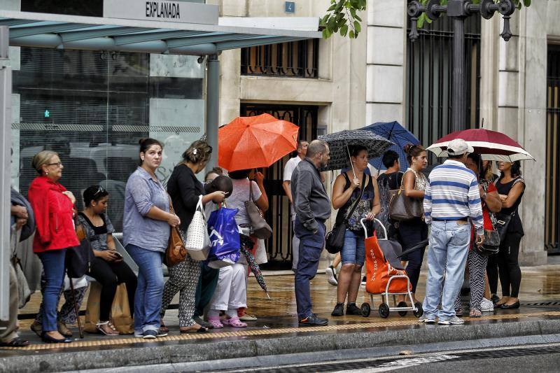 La lluvia anega calles en Alicante