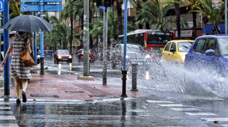 La lluvia anega calles en Alicante