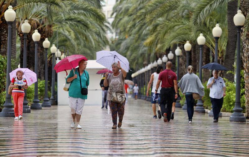 La lluvia anega calles en Alicante