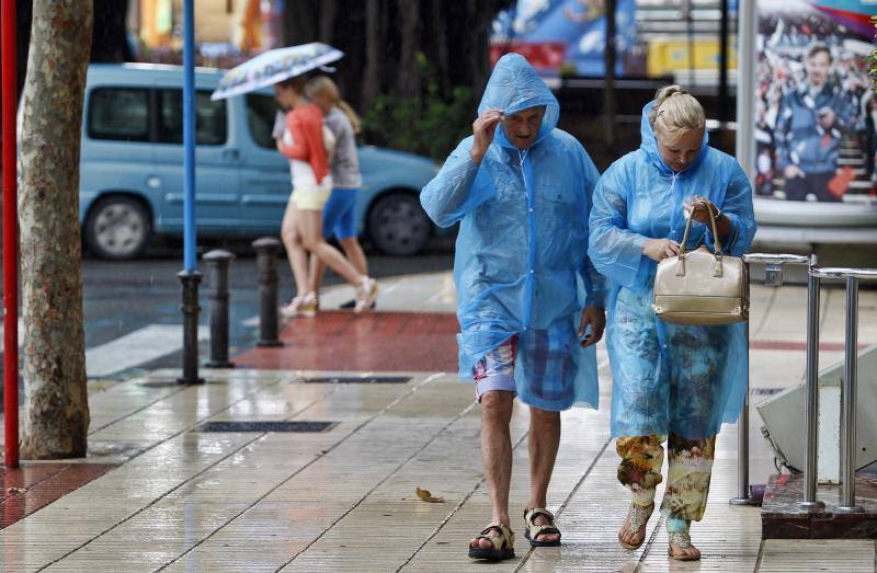 La lluvia anega calles en Alicante