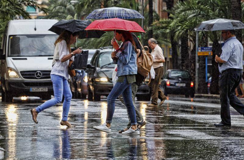 La lluvia anega calles en Alicante