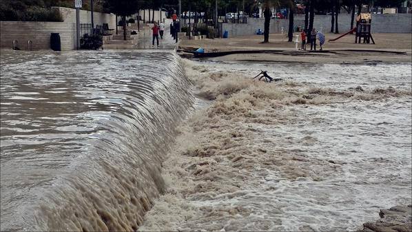 Una tromba agua anega garajes y sótanos y colapsa Alicante, San Juan, Mutxamel y Elche