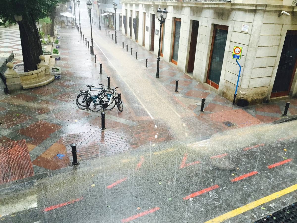 Una tromba agua anega garajes y sótanos y colapsa Alicante, San Juan, Mutxamel y Elche