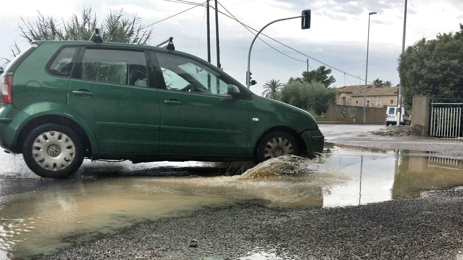 Una tromba agua anega garajes y sótanos y colapsa Alicante, San Juan, Mutxamel y Elche