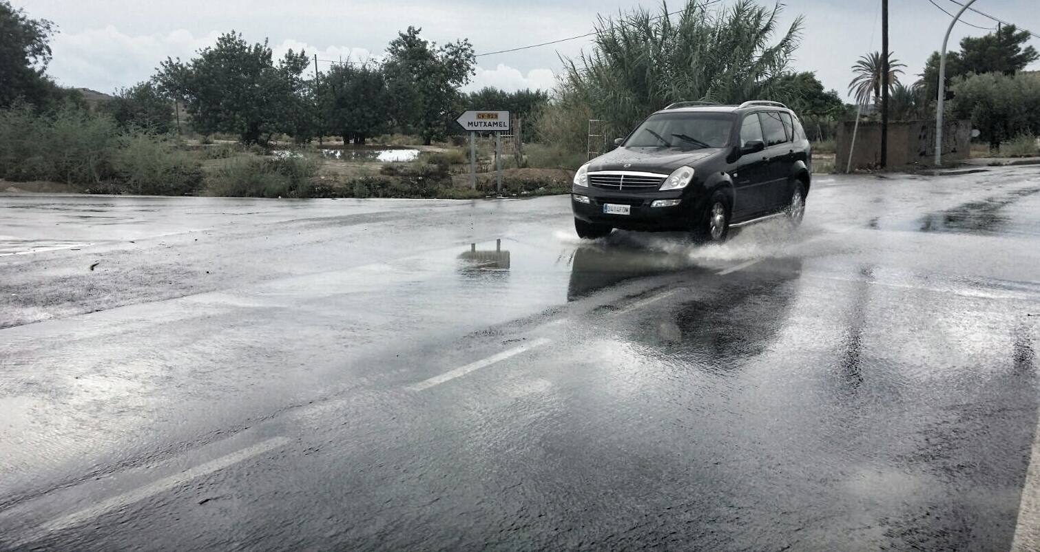 Una tromba agua anega garajes y sótanos y colapsa Alicante, San Juan, Mutxamel y Elche