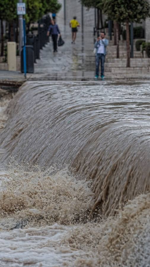 Una tromba agua anega garajes y sótanos y colapsa Alicante, San Juan, Mutxamel y Elche