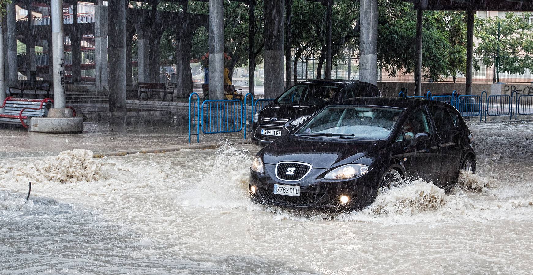 Una tromba agua anega garajes y sótanos y colapsa Alicante, San Juan, Mutxamel y Elche