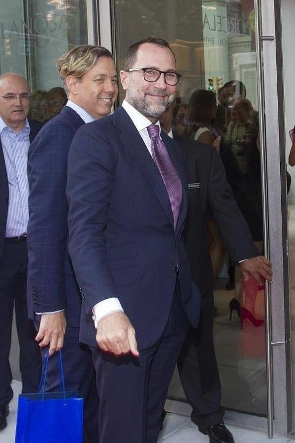 El embajador de Estados Unidos en España, James Costos (d), y su pareja.