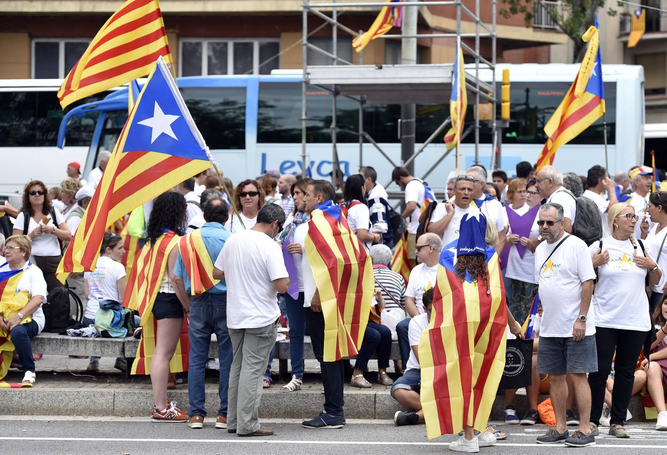 Manifestantes a su llegada a Barcelona. Numerosos asistentes a la manifestación han llegado a través de autobuses.