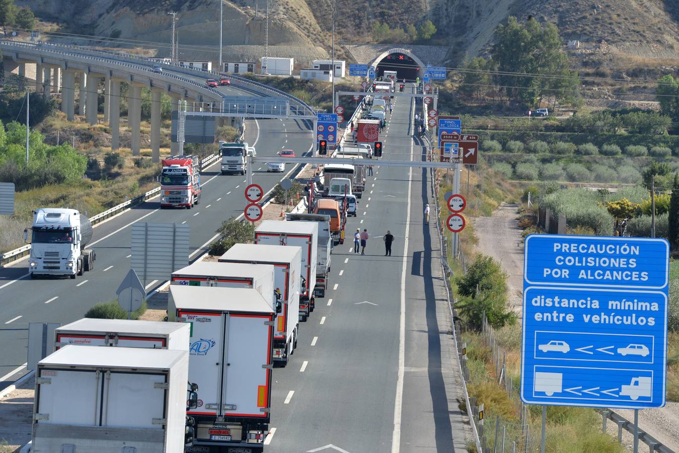 Largas colas en el túnel de Lorca