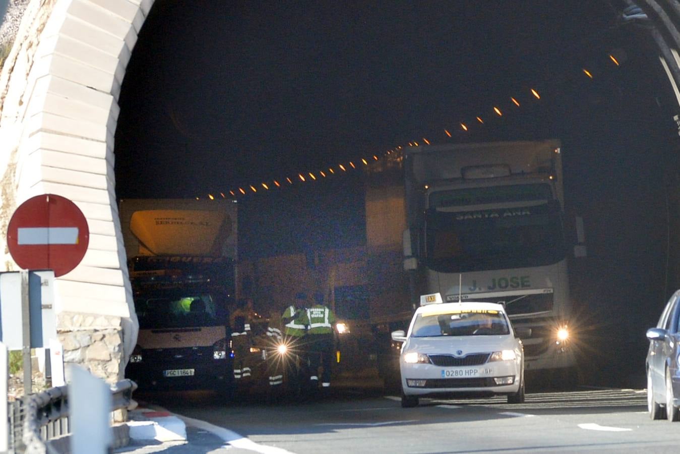 Largas colas en el túnel de Lorca