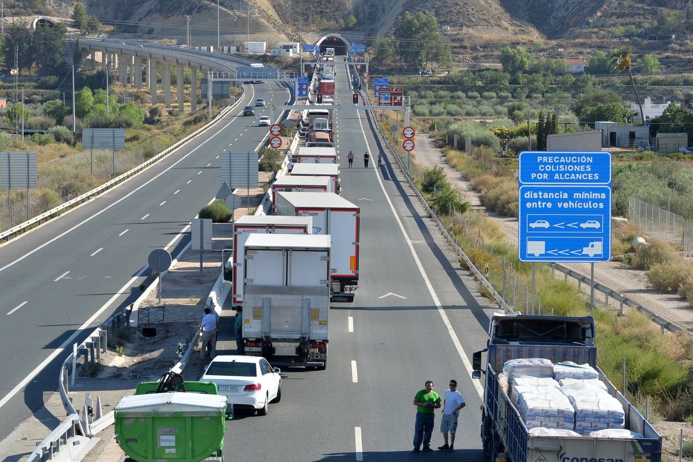 Largas colas en el túnel de Lorca