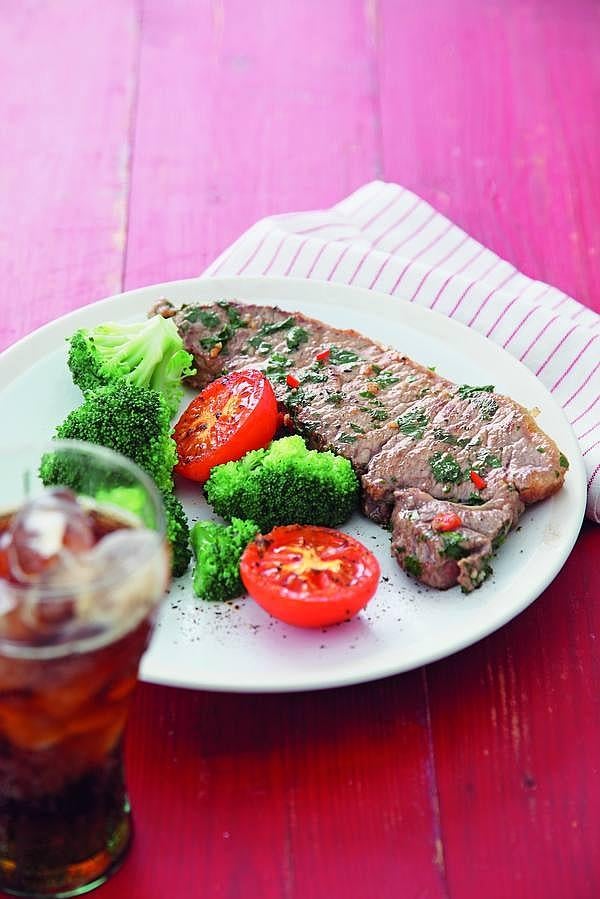 Filete adobado con Coca-Cola. Al adobar la carne con el refresco se consigue una textura más tierna y un sabor más intenso.