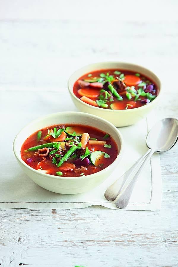 Sopa de menestra italiana con Coca-Cola. Esta nutiritiva sopa se sirve en plato hondo, y una vez cocinada se puede congelar.