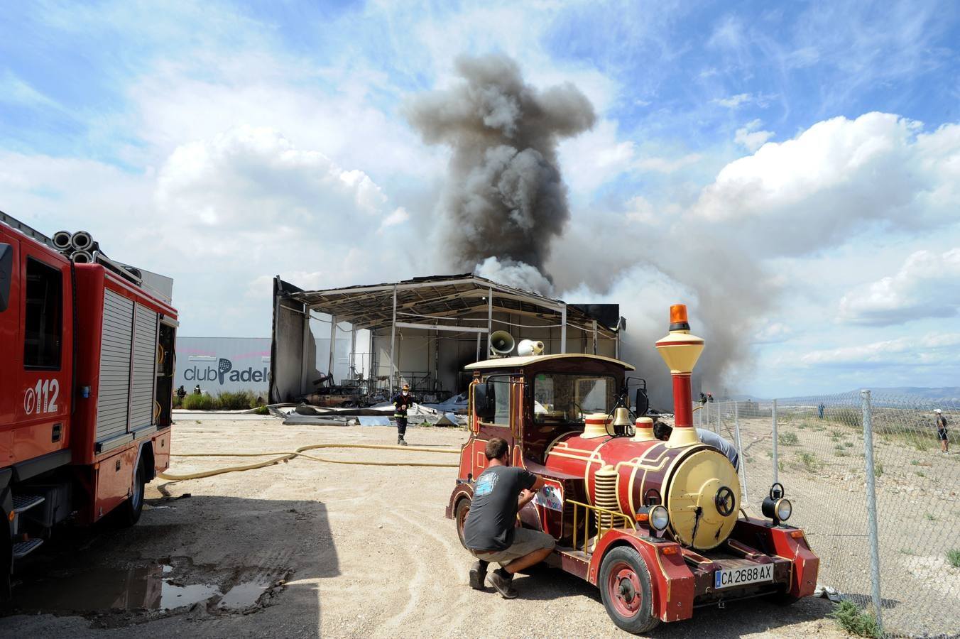 Un incendio devora una nave con atracciones de feria en Molina de Segura