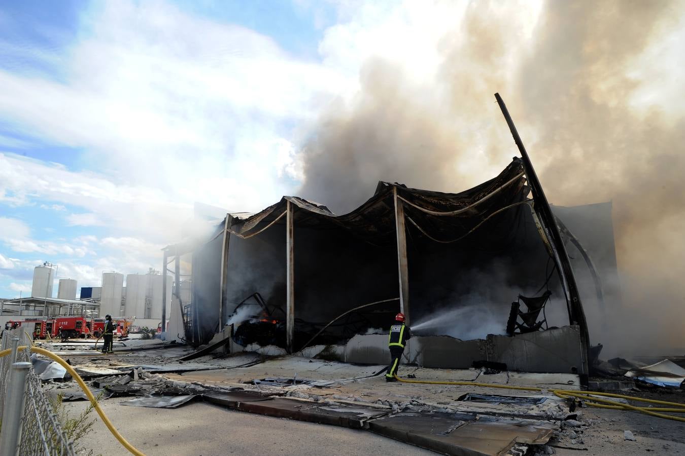 Un incendio devora una nave con atracciones de feria en Molina de Segura