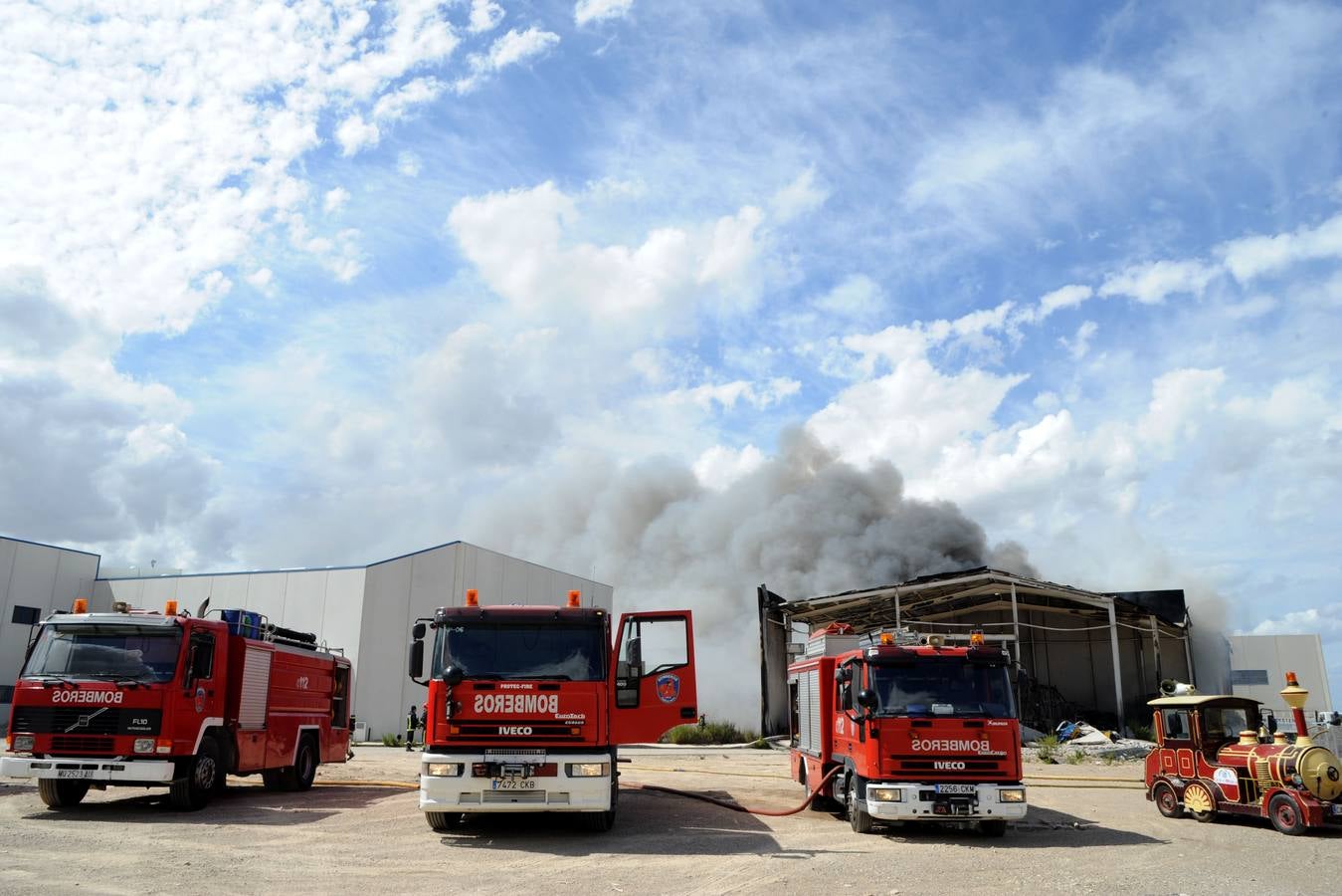 Un incendio devora una nave con atracciones de feria en Molina de Segura