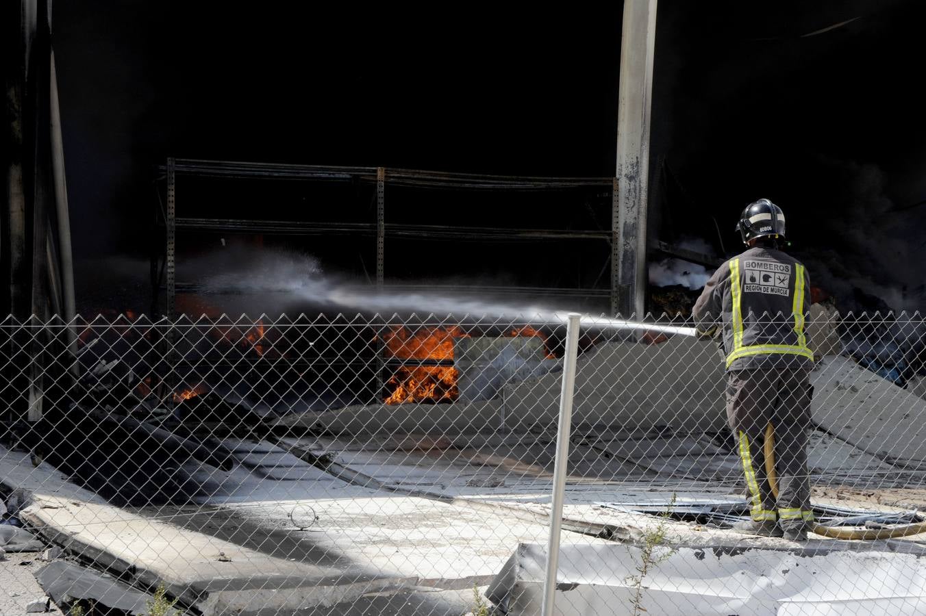 Un incendio devora una nave con atracciones de feria en Molina de Segura