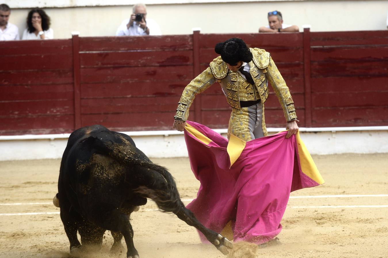 Antonio Puerta corta cuatro orejas y un rabo en la corrida de Abarán