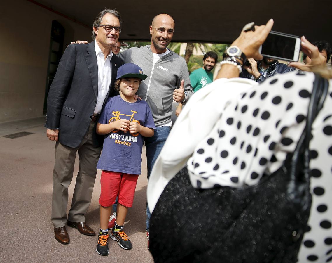 La mujer de Artur Mas saca una fotografía del presidente de la Generalitat con dos simpatizantes.