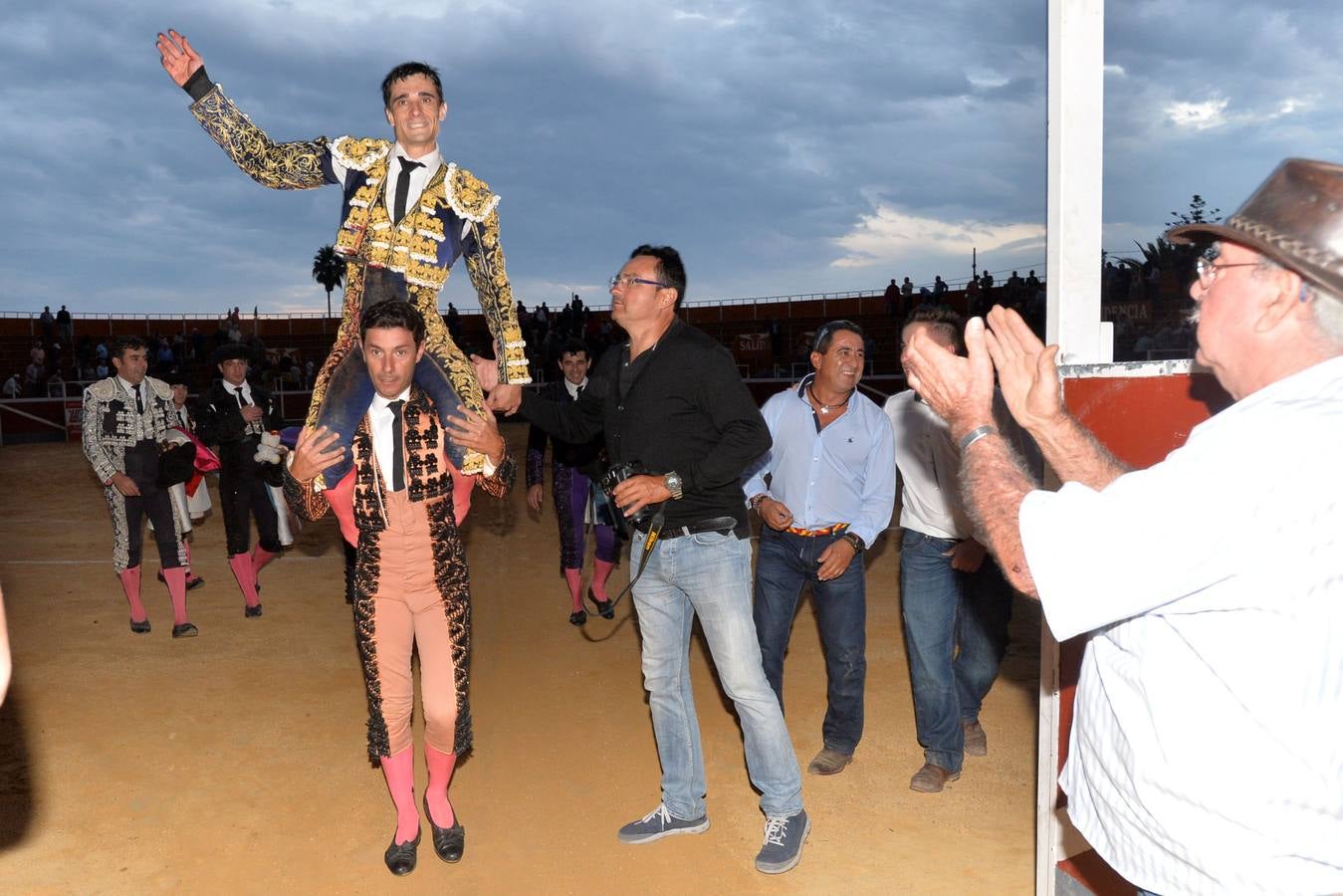 Ureña corta cinco orejas y rabo en la corrida benéfica de Lorca