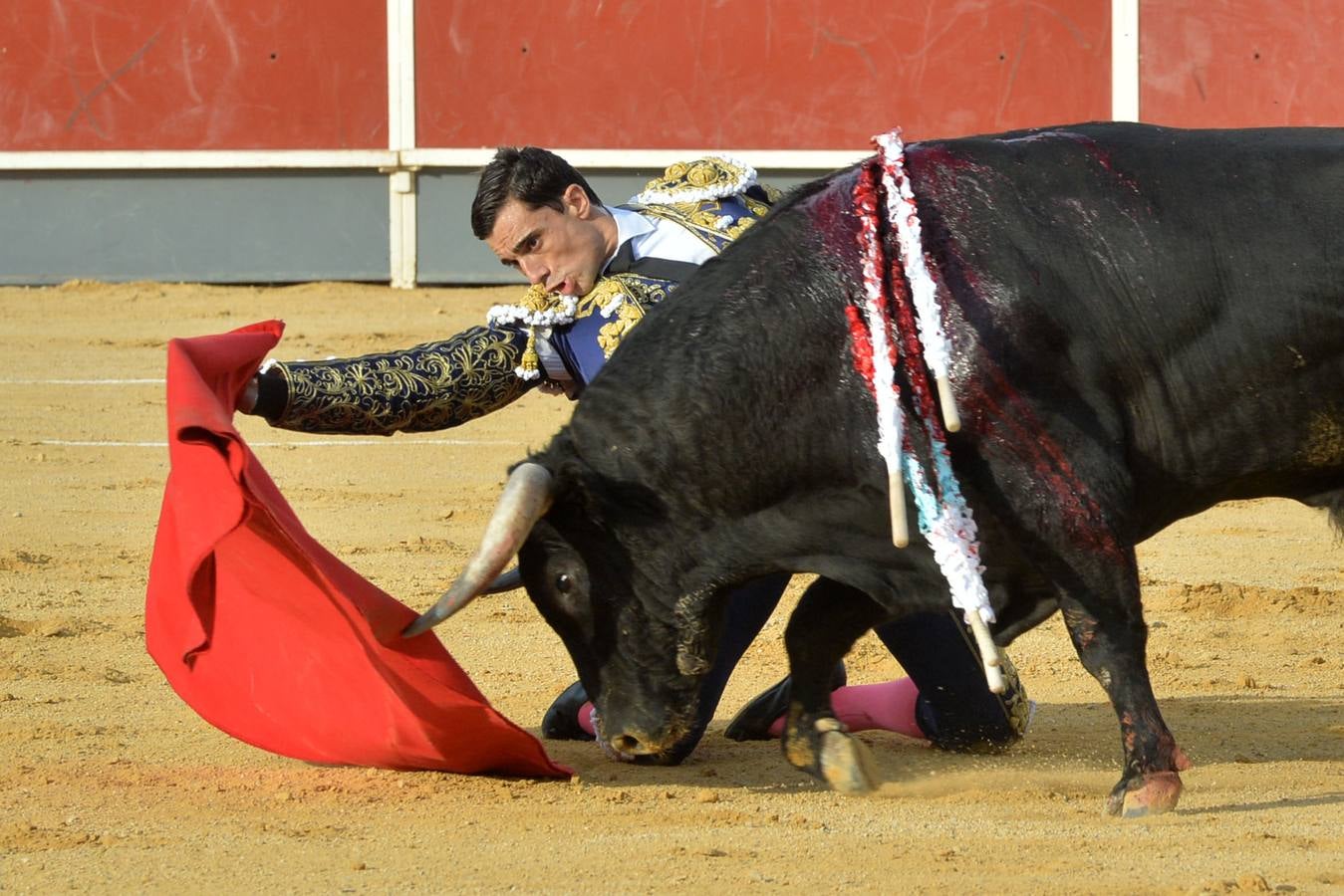 Ureña corta cinco orejas y rabo en la corrida benéfica de Lorca